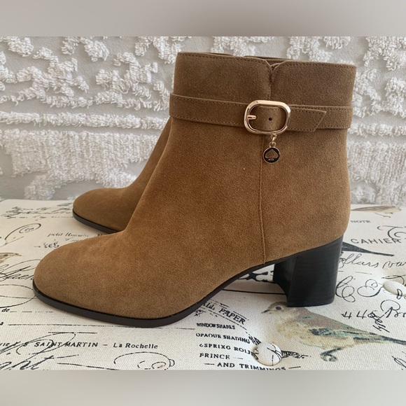 NWT Kate Spade ♠️ Suede Bootie: Camel Color Zip Close Metal Logo Charm Heel 10 - Picture 1 of 16